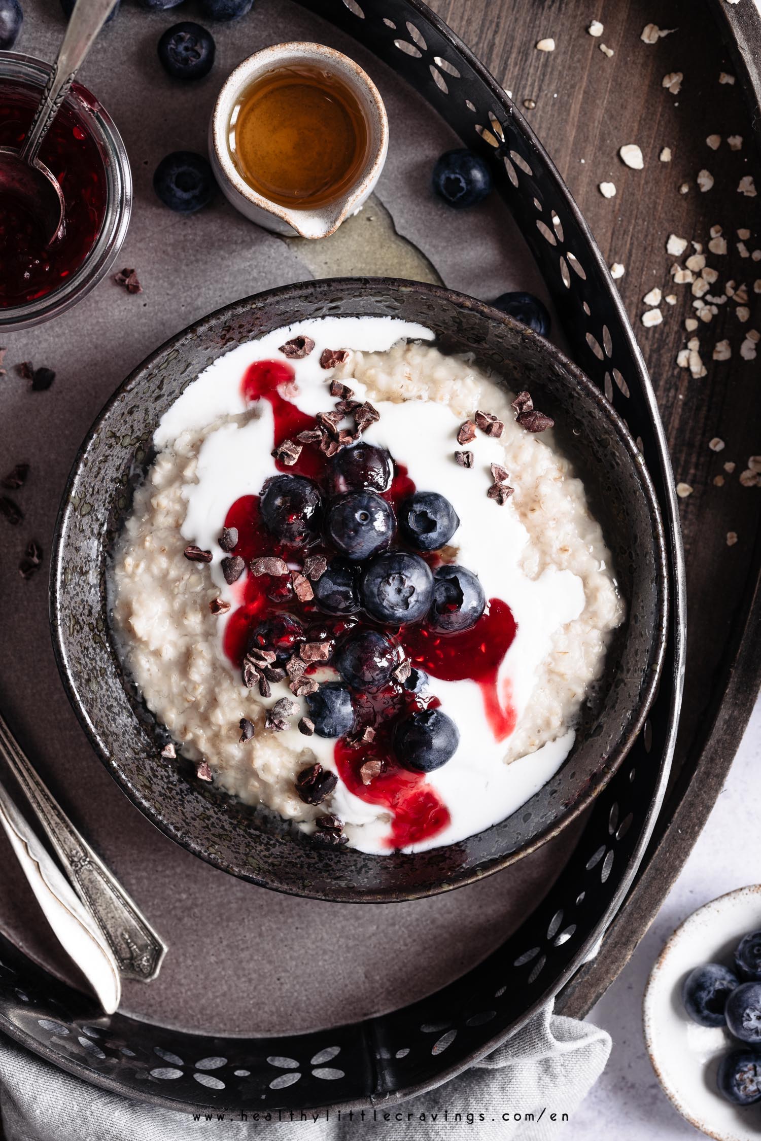 How to cook oatmeal / Oatmeal into a dark bowl