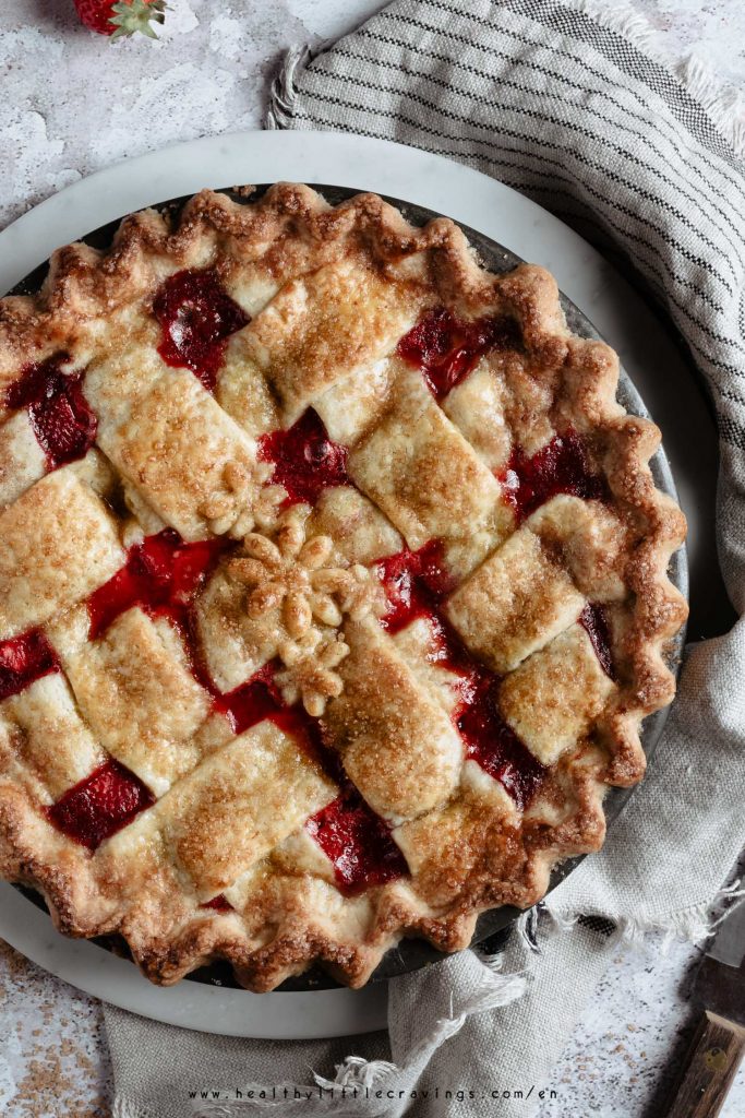 Guide on how to make a strawberry pie step by step