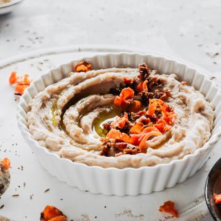 Enkla och snabba vita bönor hummus med soltorkade tomater