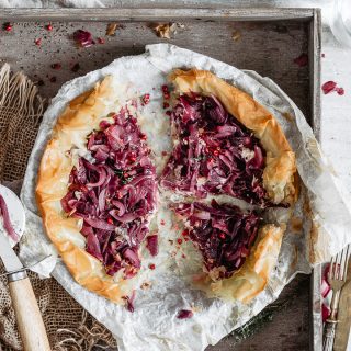 Make this easy healthy appetizer for Christmas: savory phyllo tart with onions!