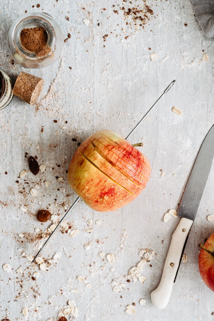 Easy and quick dessert: hasselback apples with oats