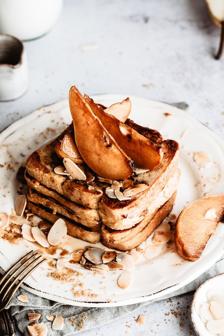 A delicious cinnamon french toast recipe. Toasts served with pears and almonds