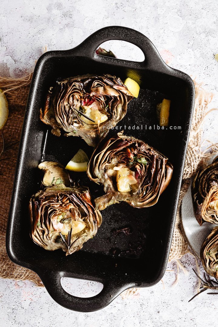 Metà del carciofo arrostito in una casseruola