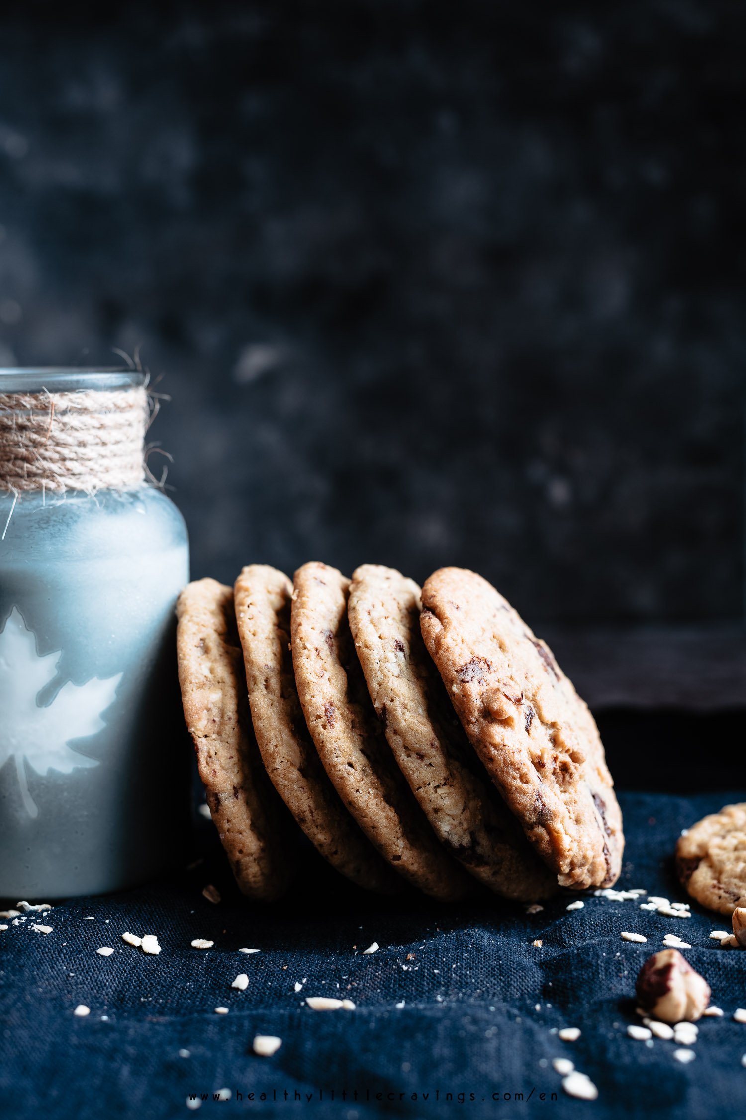 Gusta questi cookies americani inzuppati nel latte!