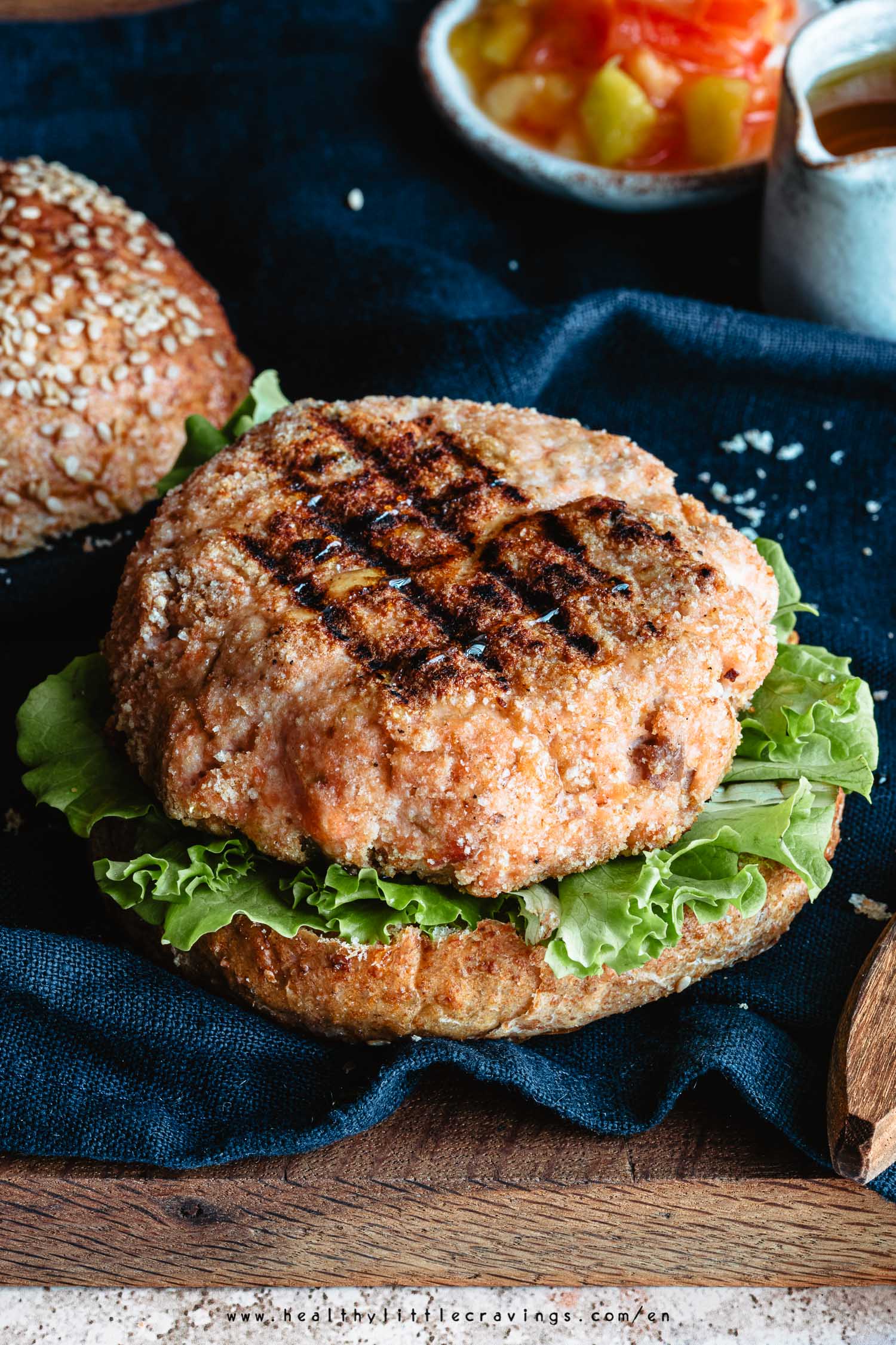 Burger di salmone grigliato su una fetta di panino integrale 