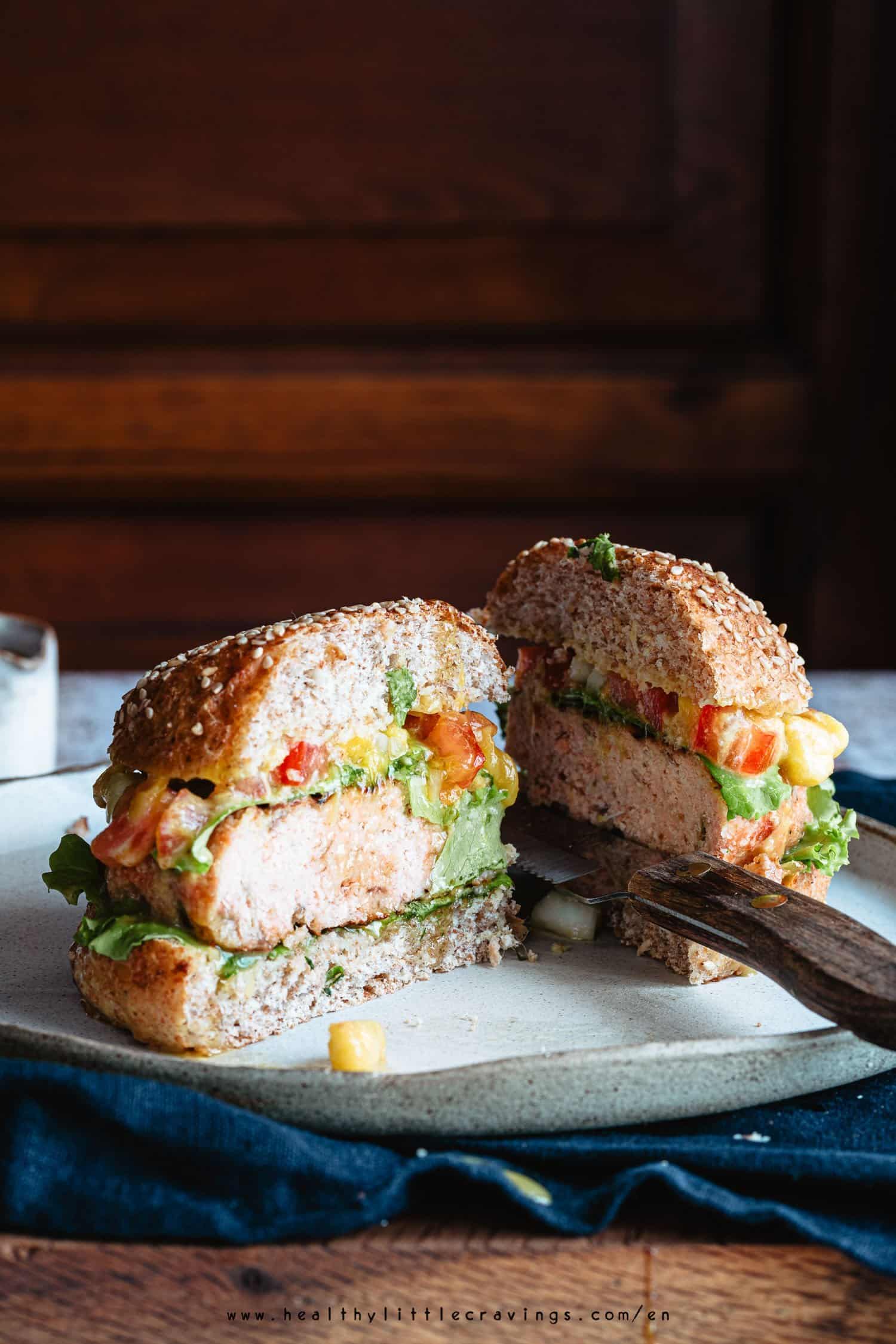 Hamburger di salmone grigliato su pane integrale servito con salsa di mango