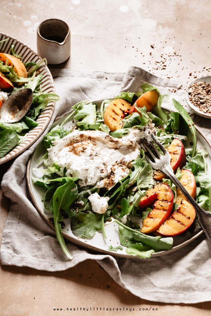 A peach salad recipe enriched with burrata, seeds and vinaigrette