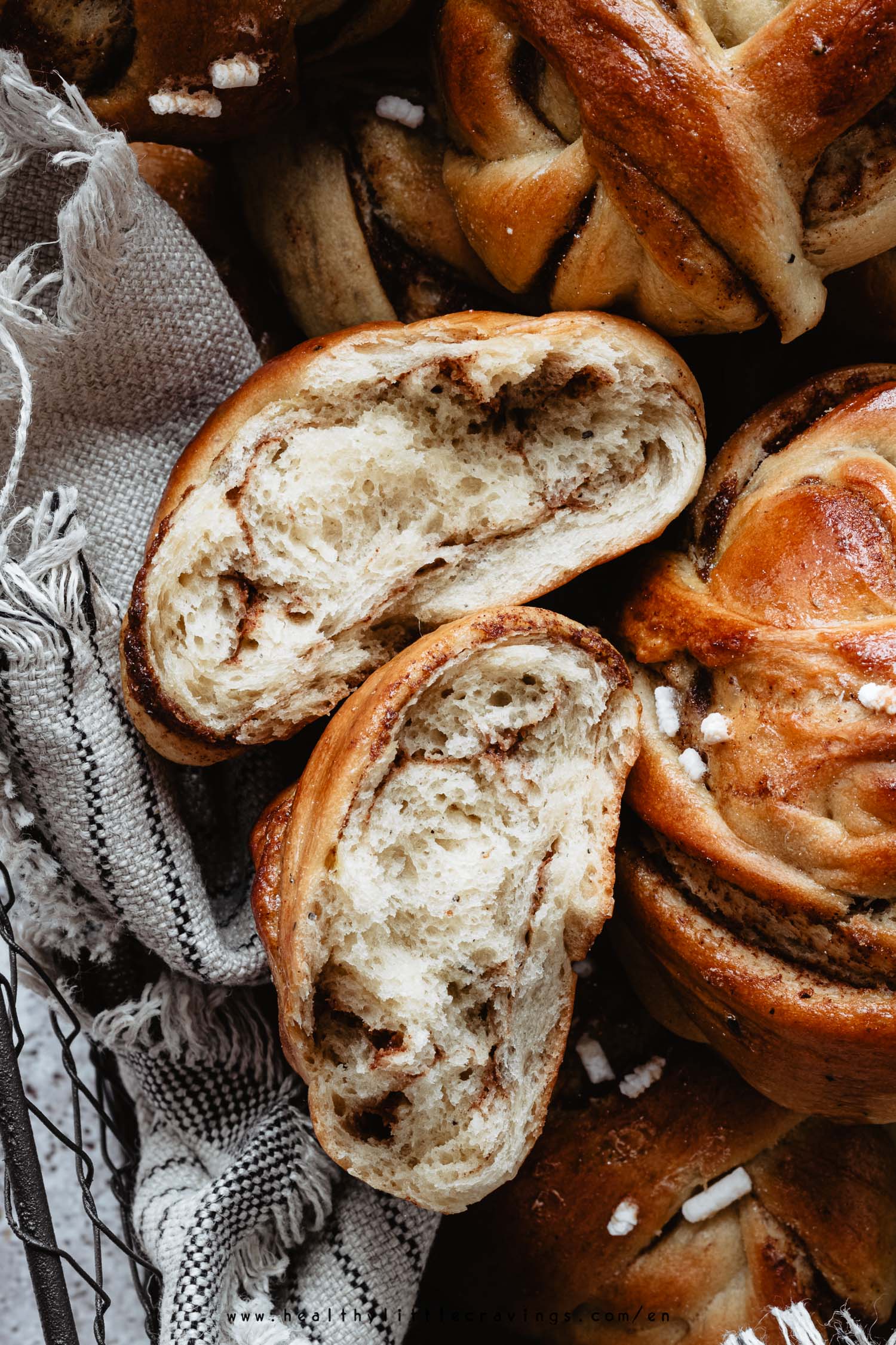 NO BUTTER SWEDISH CARDAMOM BUNS WITH CINNAMON [+ video]