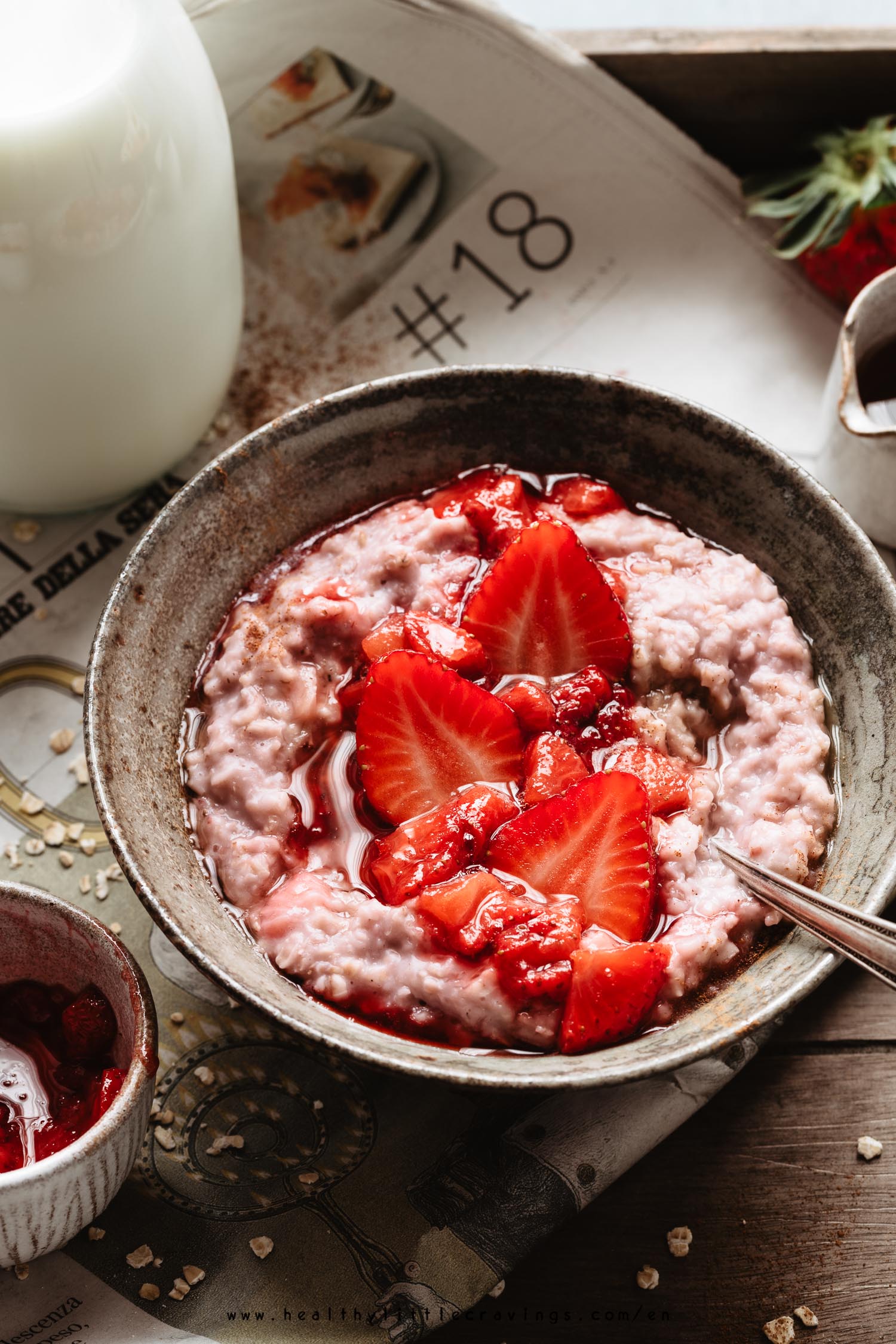 The ideal breakfast in bed with Vanilla strawberry oatmeal