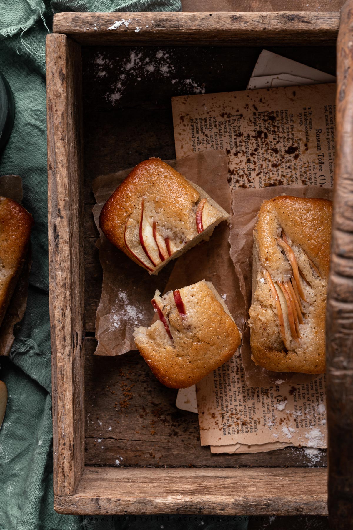 Apple Loaf Cakes Recipe / With Cardamom And Vanilla