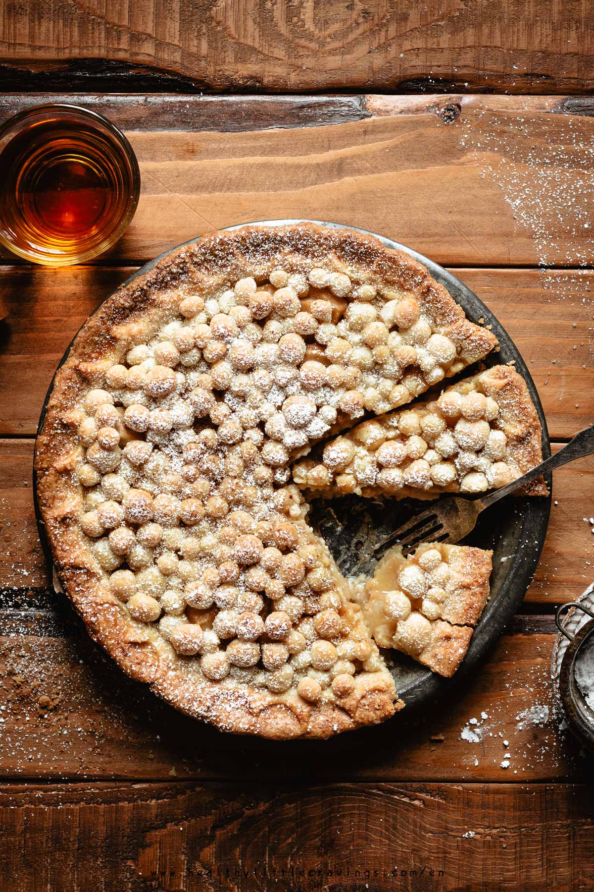 Pear pie with a spectacular (yet simple) decoration