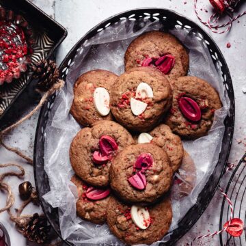 A tray with some Strawberry and figs cookies.